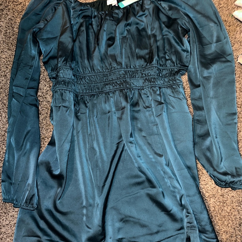 Brand new with tags satin Hunter green off the shoulder dress 2XL